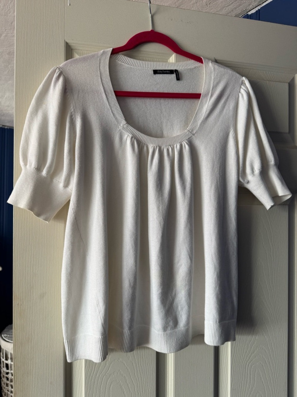 Daisy Fuentes White Scoop Neck Short Sleeve Knit Top